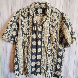ROYAL CREATIONS HAWAIIN MEN BUTTON UP. XL. SHORT SLEEVE.